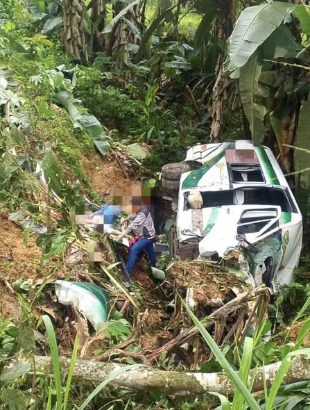 SE REGISTRA ACCIDENTE EN LA VÍA CUENCA- MOLLETURO. BUSETA CAYÓ EN PENDIENTE.-